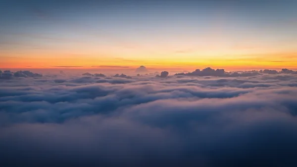 KI-Inhalt 'Wolkensonnenuntergang' von Autor Zavodov
